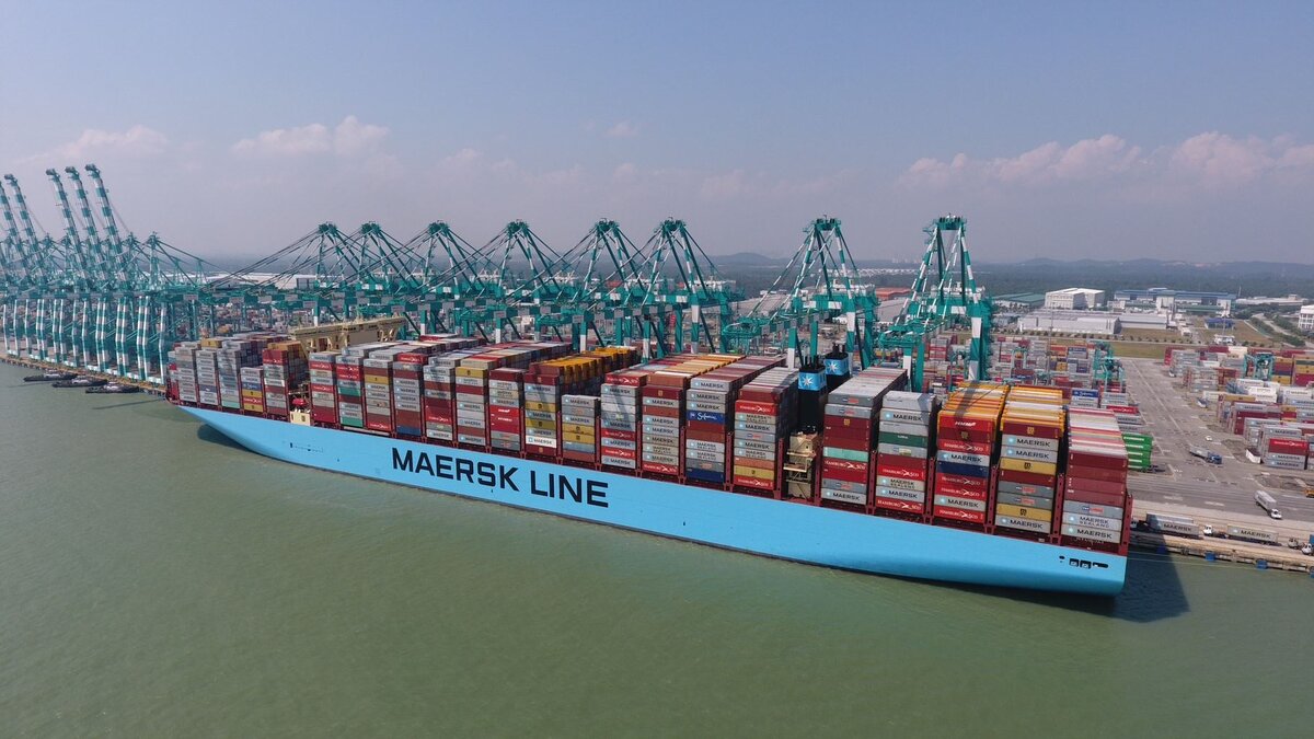 Atuando no setor portuário, a Maersk está investindo em navios que irão operar com metanol neutro em carbono até o primeiro semestre de 2024