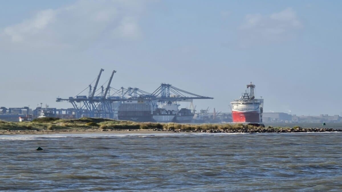 Por ajudar nos poços de petróleo, o navio Siem Helix I possui grande importância no setor portuário. Espera-se que o Estaleiro Rio Grande receba o Helix II