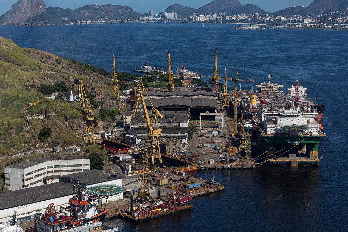 Vista do Estaleiro de Construção Naval Mauá no Rio de Janeiro com embarcações offshore FPSO