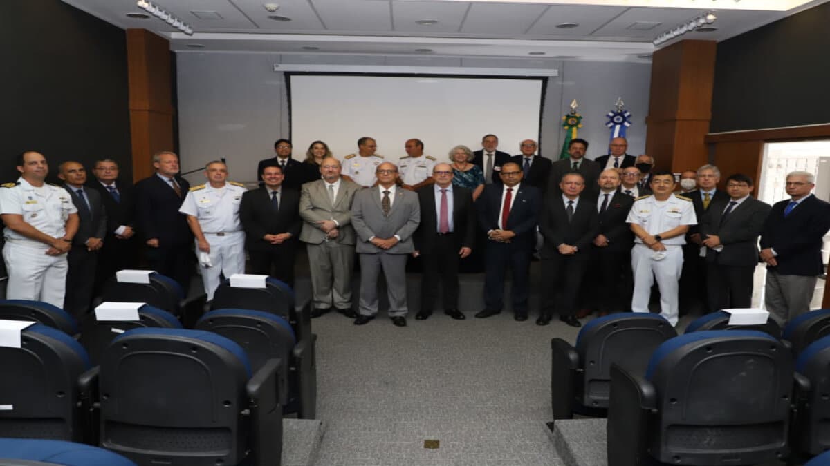 Representantes da Marinha se reuniram em um evento para a assinatura de licença para a construção de submarino com propulsão nuclear
