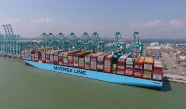 A gigante no transporte de cargas, Maersk, está acelerando o seu projeto de sustentabilidade para zerar a emissão de carbono até o ano de 2040 nas operações dos portos