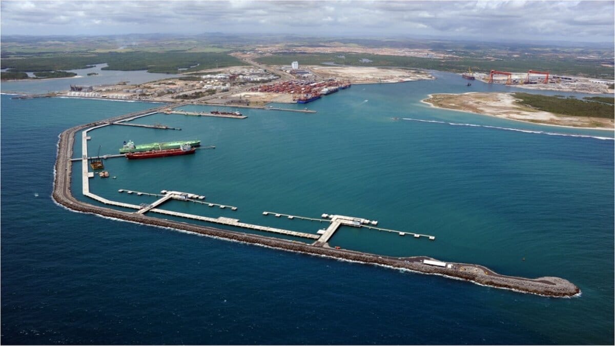 O Complexo Portuário de Suape está com o projeto Carbono Neutro, visando reduzir ao máximo a emissão de carbono nas operações dentro do setor de portos para contribuir contra o efeito estufa