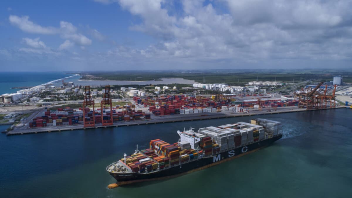 O Complexo Portuário de Suape assinou a ordem de serviço para revisar o projeto Plano Diretor e adequar às novas necessidades do setor de portos, tais como a movimentação de carga atual