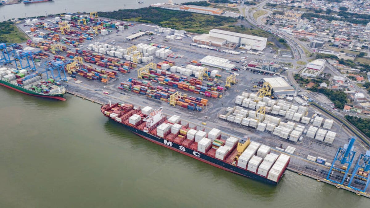 O Porto de Navegantes se tornou o primeiro de Santa Catarina a bater a marca de 10 milhões de TEUs em movimentação de carga com a chegada do navio Teno para operações no local