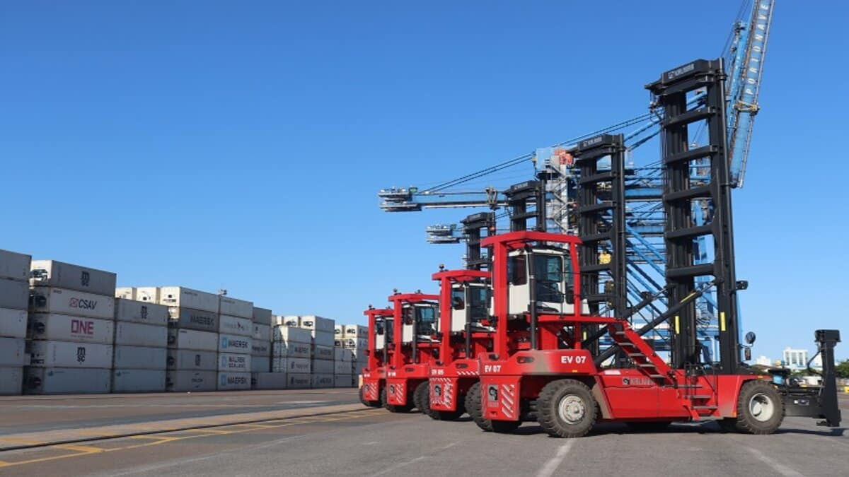 Quatro novas empilhadeiras da Kalmar chegaram ao Portonave para proporcionar mais eficiência, modernização e segurança nas operações de transporte de cargas com contêineres no local