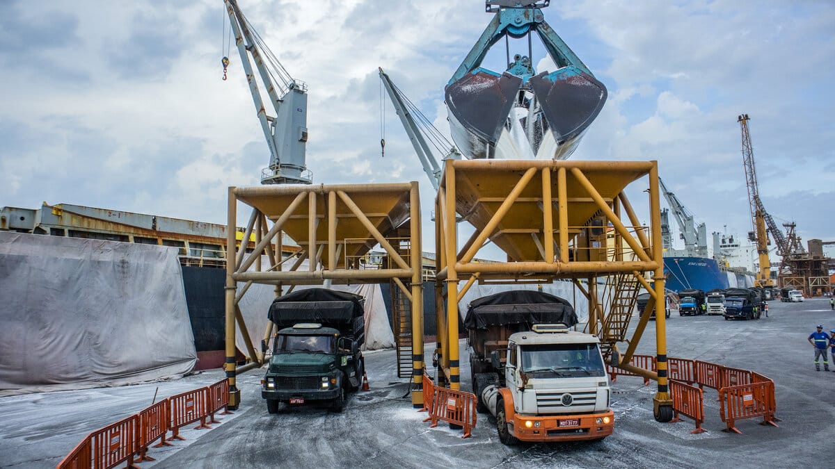 O Ministro da Infraestrutura fez algumas revelações sobre o esquema atual na logística de importação nos portos nacionais, em relação aos fertilizantes, e afirmou que o Governo tenta baixar os preços dos combustíveis derivados do petróleo