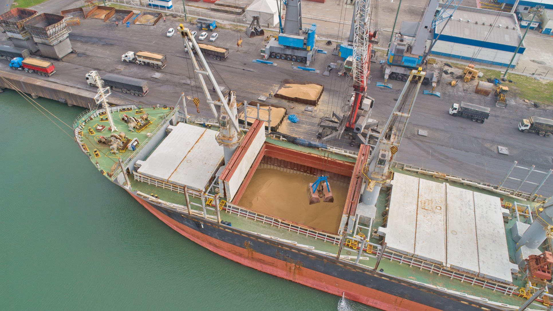O complexo portuário continua expandindo a sua movimentação de cargas e, nesta semana, finalizará a exportação de 16,5 mil toneladas de pellets de madeira que sairão do Porto de Imbituba com destino ao mercado europeu no navio Agia Sofia.