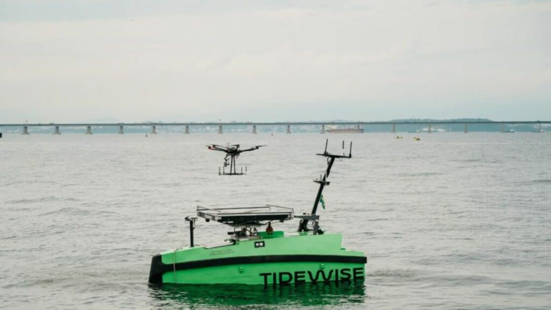Rio Oil & Gas traz barcos combinados com drones para remover manchas de óleo do mar