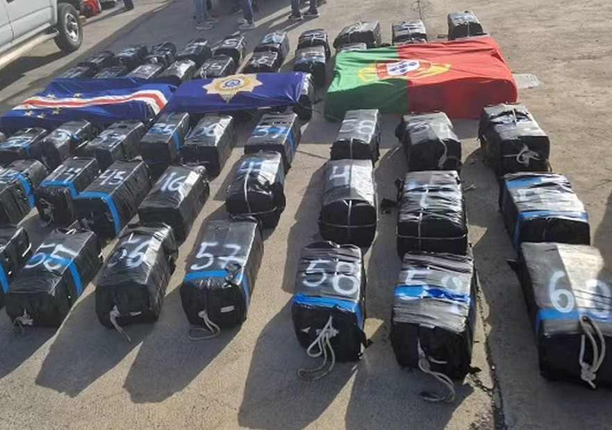 Autoridades portuguesas interceptam submersível com 6,5 toneladas de cocaína a caminho da Europa. Operação mostra uma nova tática do tráfico. (Imagem: Reprodução)