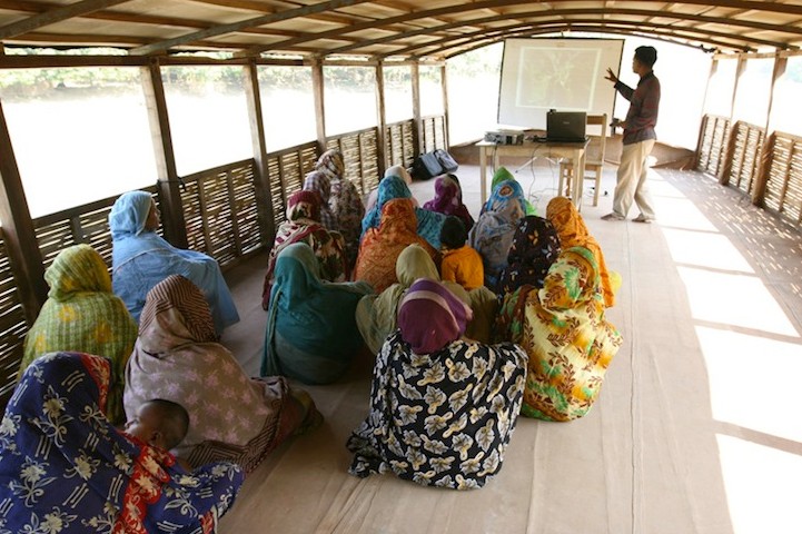 Em uma região alagada no sul do Bangladesh, barcos-escolas flutuantes levam educação para crianças, mesmo durante inundações. (Imagem: Reprodução)