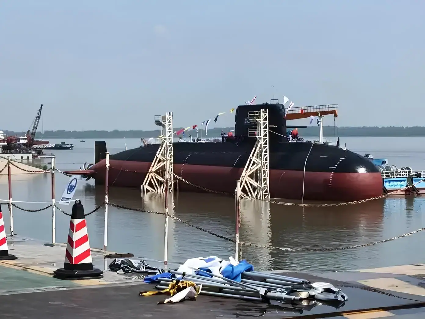 China lança ao mar segundo submarino de ataque classe Hangor para a Marinha do Paquistão, fortalecendo parceria naval e elevando capacidades militares submarinas