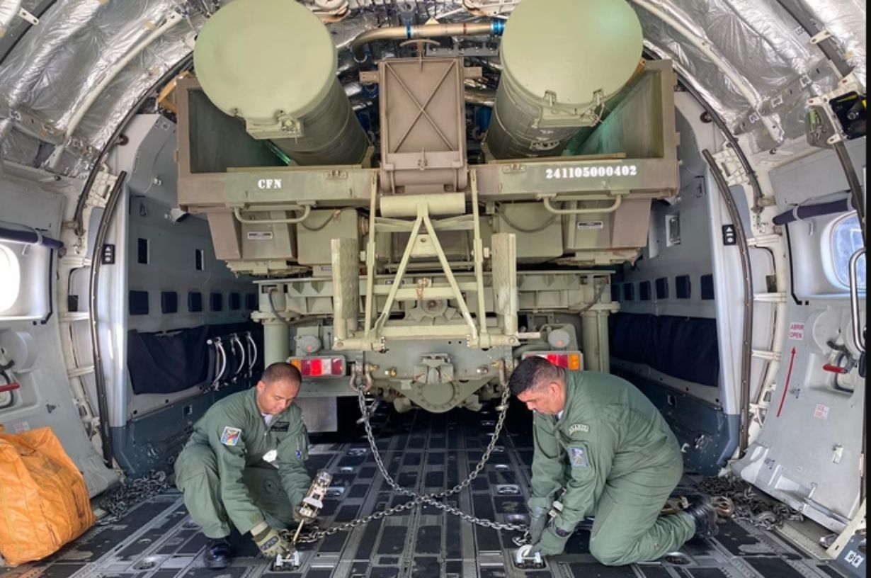 A Marinha e a Força Aérea Brasileira realizam operação inédita de transporte aéreo do Míssil MANSUP para Operação Jeanne D'Arc 2024. (Imagem: Marinha do Brasil)