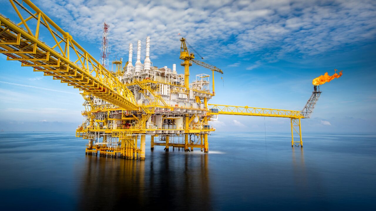 A TechnipFMC firmou contrato bilionário com a Shell no campo Gato do Mato, utilizando tecnologia avançada e início da operação em 2029.