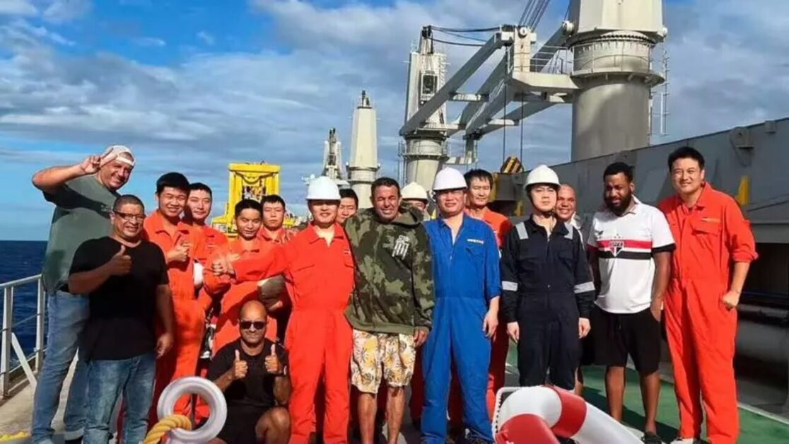 Cinco brasileiros e um holandês foram resgatados por chineses