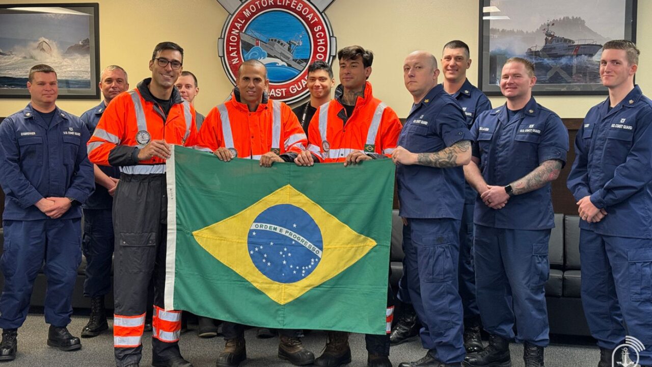 Militares da Marinha do Brasil treinam com a Guarda Costeira dos EUA para operar novas lanchas LSAR, aprimorando o resgate marítimo em condições extremas.