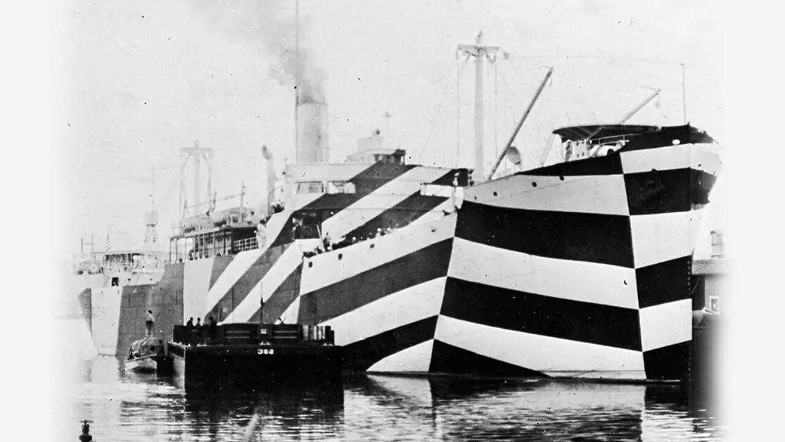 Navios de guerra pintado com formas geométricas