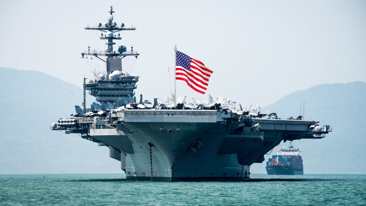 Para reforçar a ofensiva dos EUA contra os Houthis, o USS Carl Vinson (CVN-70) se junta ao USS Harry S. Truman (CVN-75) no Mar Vermelho.