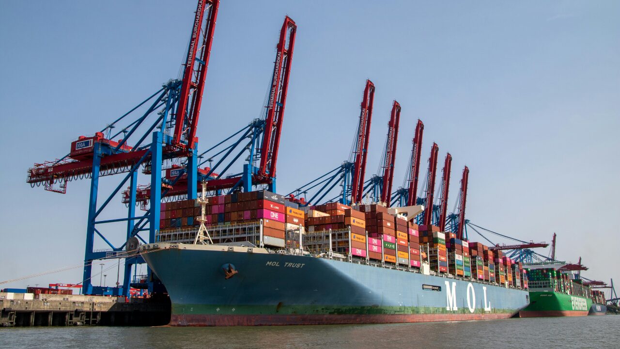 O Cade aprovou a aquisição da Santos Brasil pela CMA CGM, fortalecendo o setor portuário brasileiro e impulsionando investimentos.
